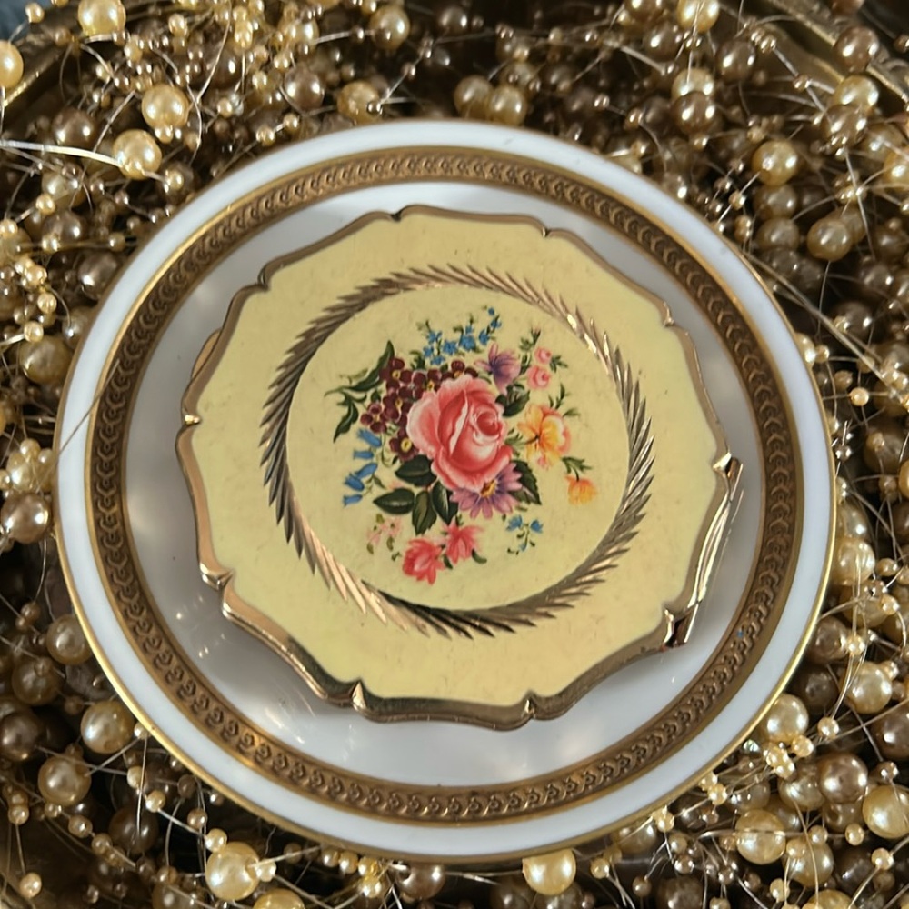 Vintage STRATTON Floral Compact